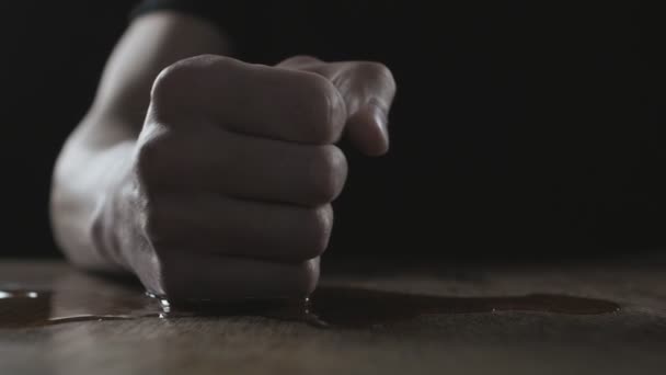 Кулак сердитого чоловіка б'ється на столі в повільному русі — стокове відео