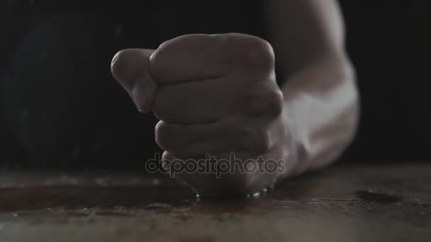 El hombre golpea su puño en la mesa mojada mostrando agresión — Vídeo de stock