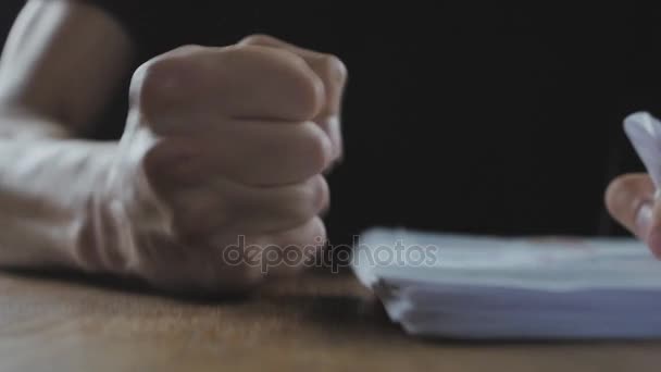 Le patron en colère bat son poing sur la table. Menace de violence. Le patron montre de l'agressivité . — Video