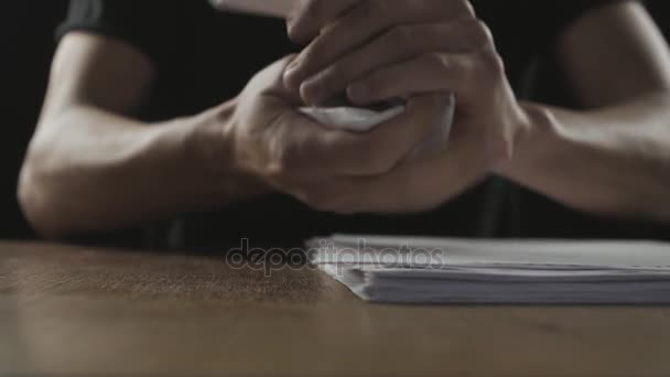 Кулак разъяренного бизнесмена бьет по столу в замедленной съемке — стоковое видео