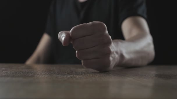 Vuist van boze man slaat op de tafel in slow motion — Stockvideo