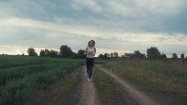 Park excercising havada çalışan runner kadın