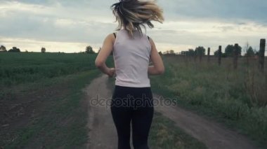 Park excercising havada çalışan runner kadın