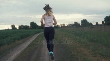 genç atletik kadın atlet açık doğa yaz jogging koşma