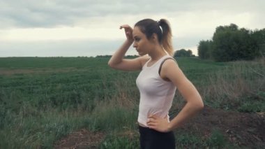 Genç kadın bahar alan yürüyor. Spor ve fitness. Özgürlük ve yaşam tarzı kavramı... Steadicam ile vurdu