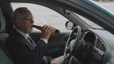 Komuta sizde arabada otururken bira içiyor. Sarhoş sürücü.