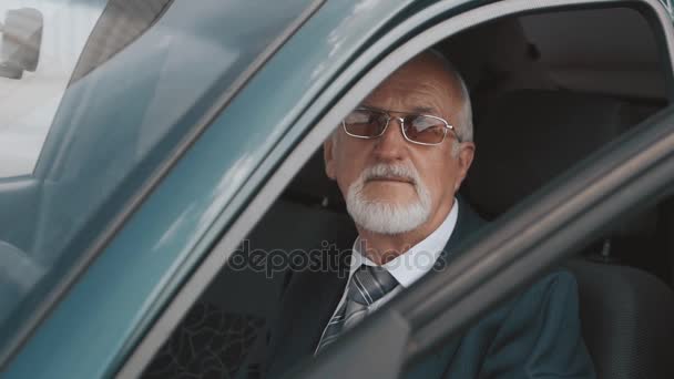 Senior man into the car. Businessman sitting in auto. — Stock Video