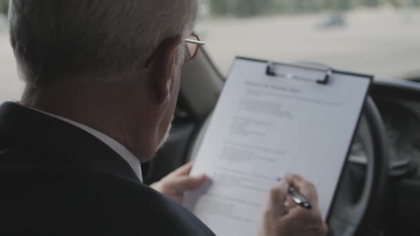 Uomo anziano in macchina. Uomo d'affari seduto in auto . — Video Stock