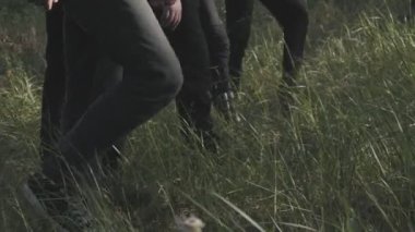 Grup siyah giysili adam gitmek mesafe ormanın içine içine