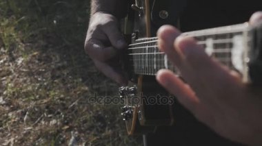 Adam yavaş açık elektro gitar çalmak