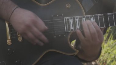 elektro gitar çalmak yavaş açık adam yakın çekim