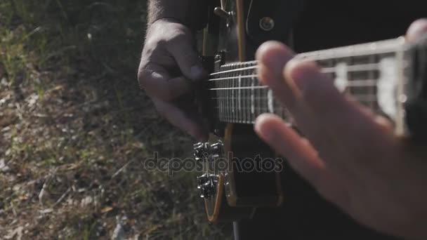 スローモーションで屋外電気ギターを弾く男します。 — ストック動画