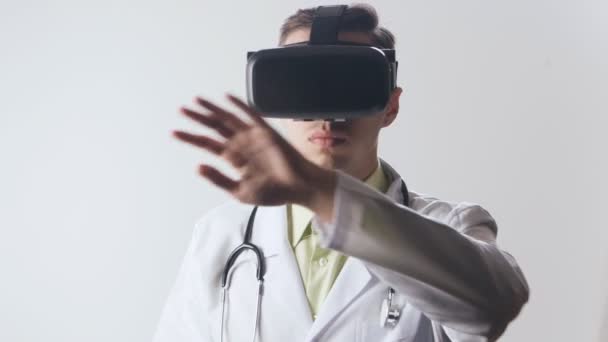 Доктор использует очки виртуальной реальности . — стоковое видео
