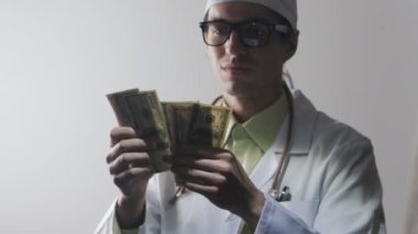 Doktor para sayar. Tıbbi bir işçi için rüşvet. Pahalı ilaç.