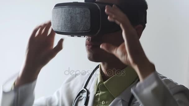 Arzt nutzt Virtual-Reality-Brille. — Stockvideo