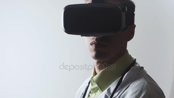 Doctor utiliza gafas de realidad virtual . — Vídeo de stock