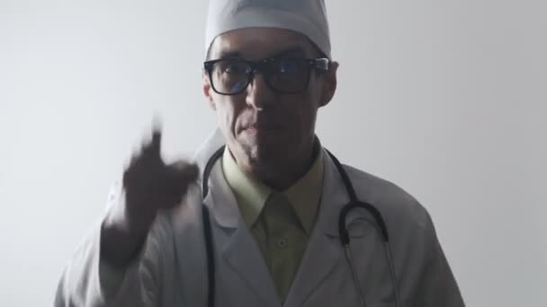 Il dottore aggressivo urla e saluta. Minaccia di violenza. Malvagio lavoratore medico . — Video Stock
