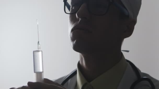 Portrét lékaře s injekční stříkačkou. Injekce — Stock video
