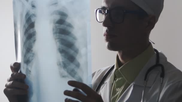 Le docteur étudie une radiographie. Un travailleur médical fait un mauvais diagnostic — Video