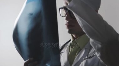 Doktor Röntgen okuyor. Tıbbi işçi tanılar