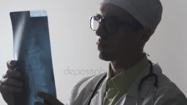 Doktor Röntgen okuyor. Tıbbi işçi tanılar