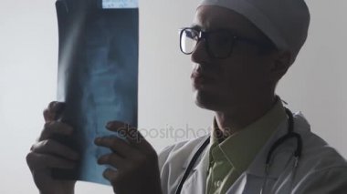 Doktor Röntgen okuyor. Bir hastalığı tanısı
