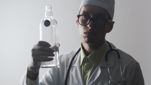 Ritratto di dottore ubriaco. Un operatore medico beve vodka . — Video Stock