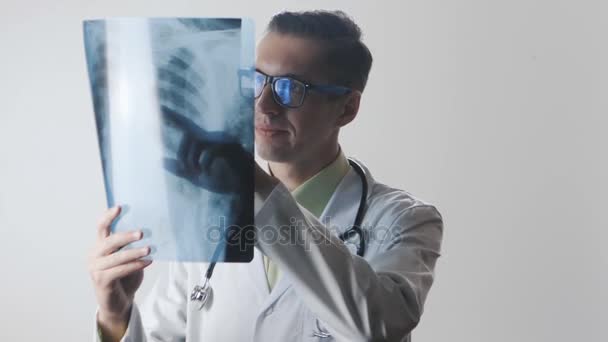 El doctor está estudiando una radiografía. El médico hace un buen diagnóstico — Vídeo de stock