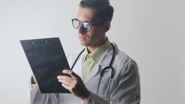 Lékař vyplní dokumenty a vyzvat je k podpisu. — Stock video