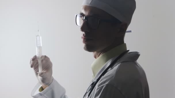 Πορτρέτο του ένα γιατρό με σύριγγα. Μια ένεση — Αρχείο Βίντεο
