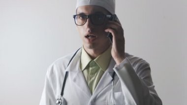 Doktor bir cep telefonu konuşuyor. Tıbbi bir işçi bir telefon Danışma yapar.
