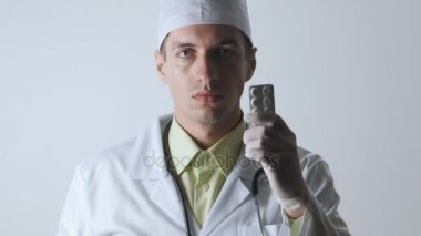Doktor bir ilmik ve bir tıp arasında bir seçim sunar. İntihar veya tedavi.