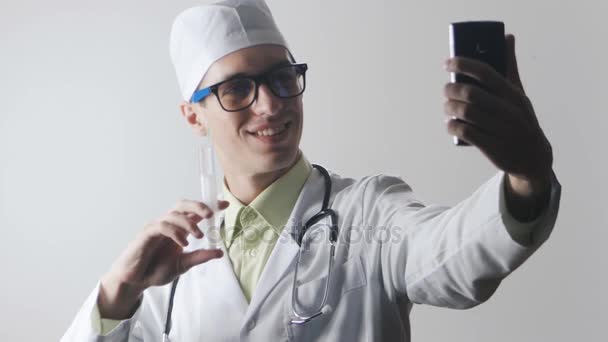 Dokter maakt een selfie met behulp van een smartphone. De medische werknemer zelf foto 's. — Stockvideo