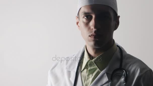 Le docteur montre une corde. Le travailleur médical conseille le suicide. L'impuissance de la médecine. Doc fait un diagnostic mortel . — Video