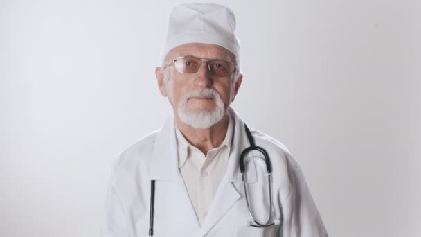 Retrato de un médico de cabecera con gafas y barba gris — Vídeos de Stock