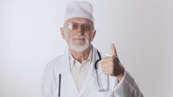 Médico a mostrar o polegar. Trabalhador médico aprova — Vídeo de Stock
