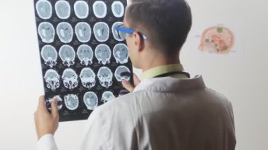 Bir beyin cerrahı doktor bir manyetik rezonans görüntüleme MRG sırasında anlık görüntü görüntü beyin görünüyor