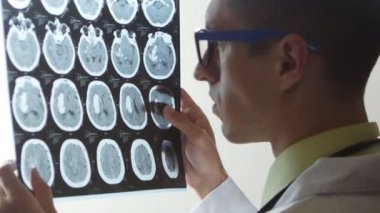 Kapatmak yukarıya-in doktor inceliyor bir anlık görüntüsünü manyetik rezonans görüntüleme