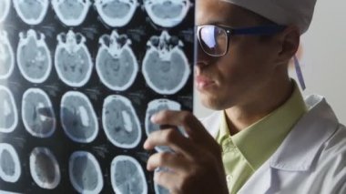 Bir beyin cerrahı doktor bir manyetik rezonans görüntüleme MRG sırasında anlık görüntü görüntü beyin görünüyor