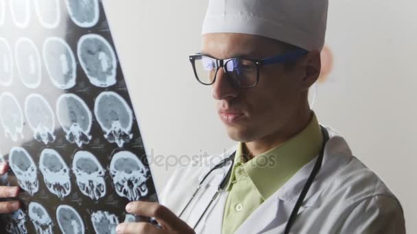 外科医生要看看大脑磁共振成像 Mri 快照 — 图库视频影像