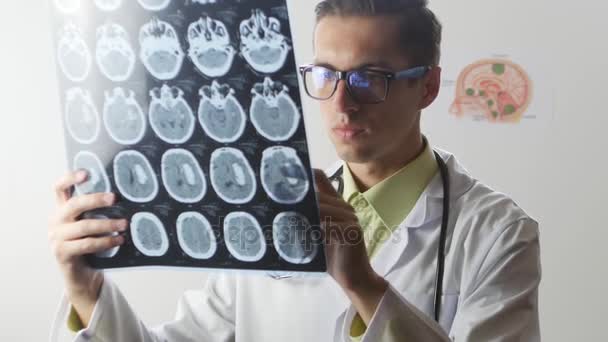 外科医生要看看大脑磁共振成像 Mri 快照 — 图库视频影像