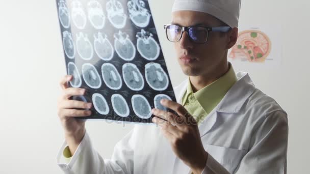 Ein Neurochirurg betrachtet eine Magnetresonanztomographie des Gehirns — Stockvideo