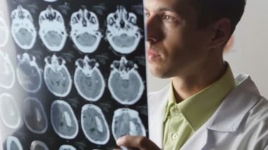 Bir beyin cerrahı doktor bir manyetik rezonans görüntüleme MRG sırasında anlık görüntü görüntü beyin görünüyor