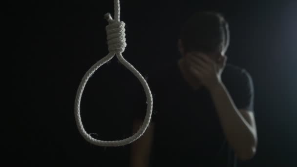 Mannen vill hänga sig själv. Killen är deprimerad och vill göra självmord. — Stockvideo