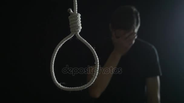 Mannen vill hänga sig själv. Killen är deprimerad och vill göra självmord. — Stockvideo