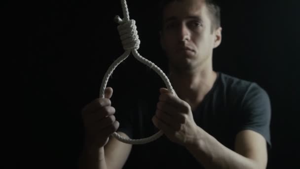 Uomo depresso vuole suicidarsi usando il cappio forca — Video Stock