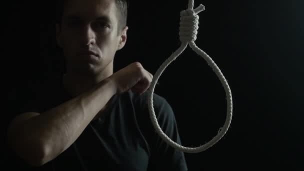 Pojetí sebevraždy. Muž na pozadí smyčky na krku. — Stock video