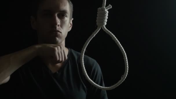 Självmord-konceptet. Mannen på bakgrunden av kretsloppet för halsen. — Stockvideo
