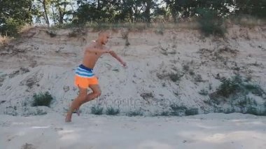 Atlama adam gün batımında sahilde çevir. Açık hava etkinlikleri