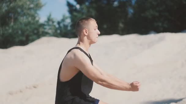 해질녘 해변에서 더블 공중 제비를 점프 하는 남자 — 비디오